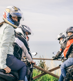 ¿Es posible conducir una moto con el seguro a nombre de otro?